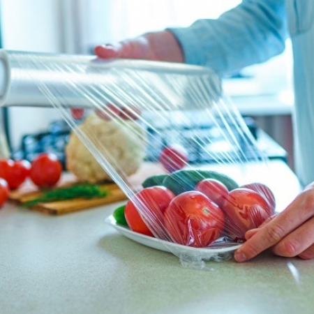 Sử dụng màng bọc thực phẩm thế nào cho đúng?